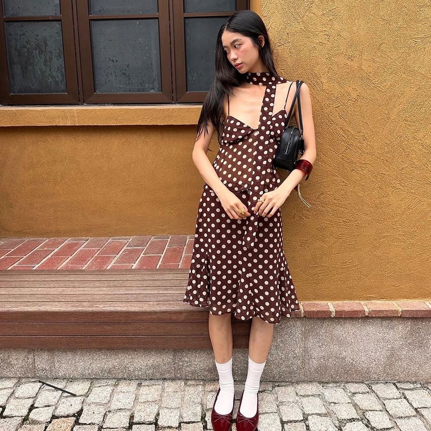 Dotted V-Neck Slim-Fit Camisole / High-Waisted Mini Skirt