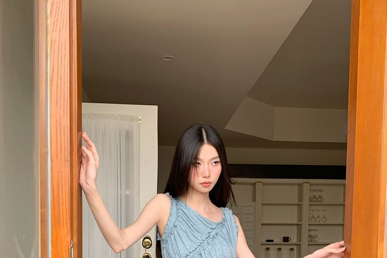 Scoop-Neck Plain Ruffle-Trimmed Sleeveless Top