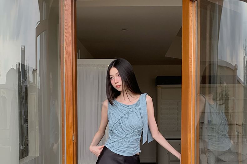 Scoop-Neck Plain Ruffle-Trimmed Sleeveless Top
