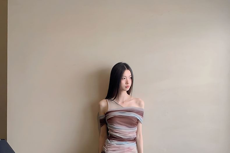 Cold-Shoulder Striped Gradient Ruched Short-Sleeved Top