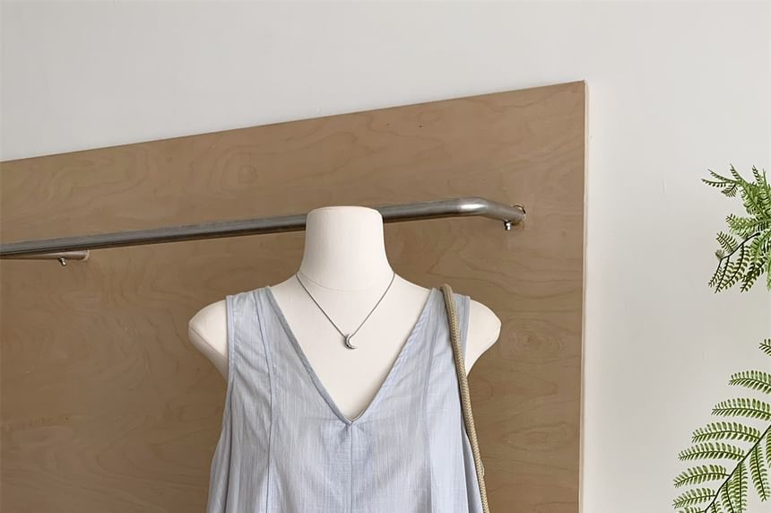 Ruffle-Trimmed V-Neck Sleeveless Plain Top