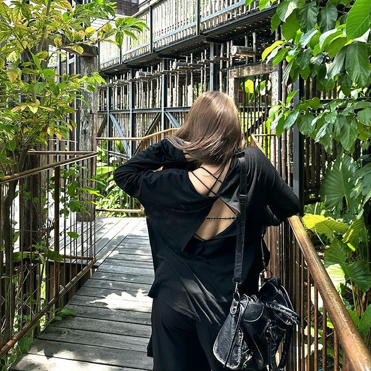 Plain Open-Back Long-Sleeved Tee
