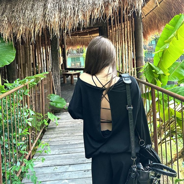 Plain Open-Back Long-Sleeved Tee