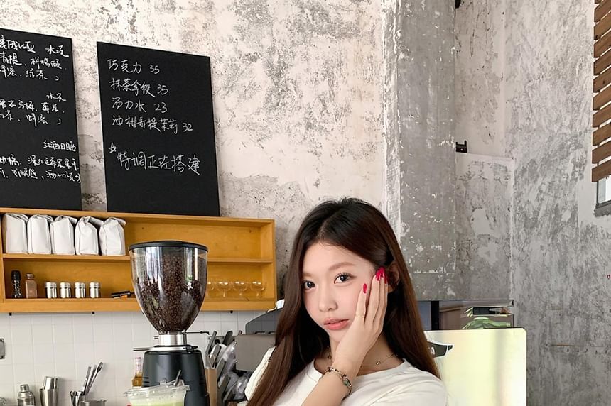 Round-Neck Short-Sleeved Ruffle-Hem Slim Top
