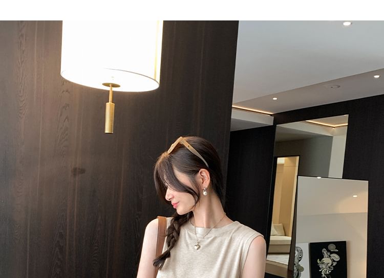 Ruched Asymmetric Sleeveless Tank Top with Round Neckline