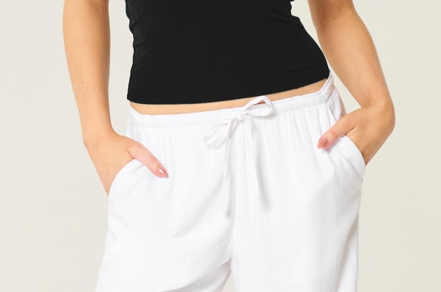 Contrast-Trimmed Halter V-Neck Fitted Cami Top