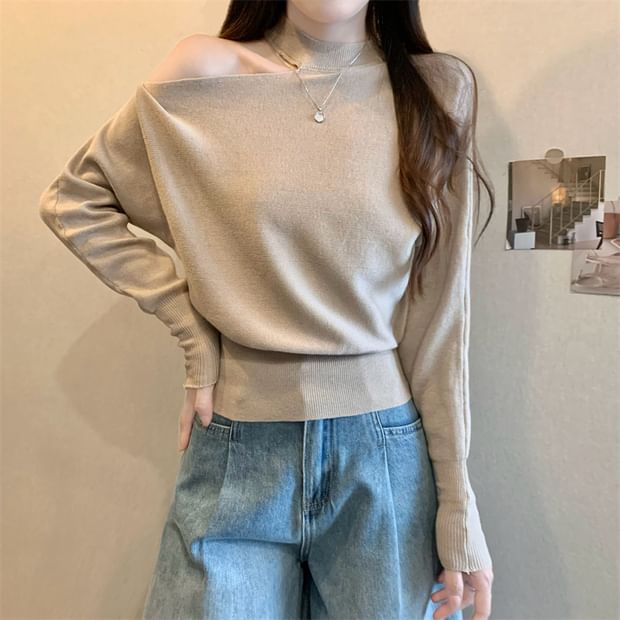 Cold-Shoulder Halter Style Knit Blouse with Extended Sleeves