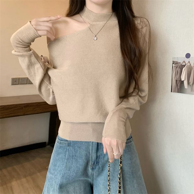 Cold-Shoulder Halter Style Knit Blouse with Extended Sleeves