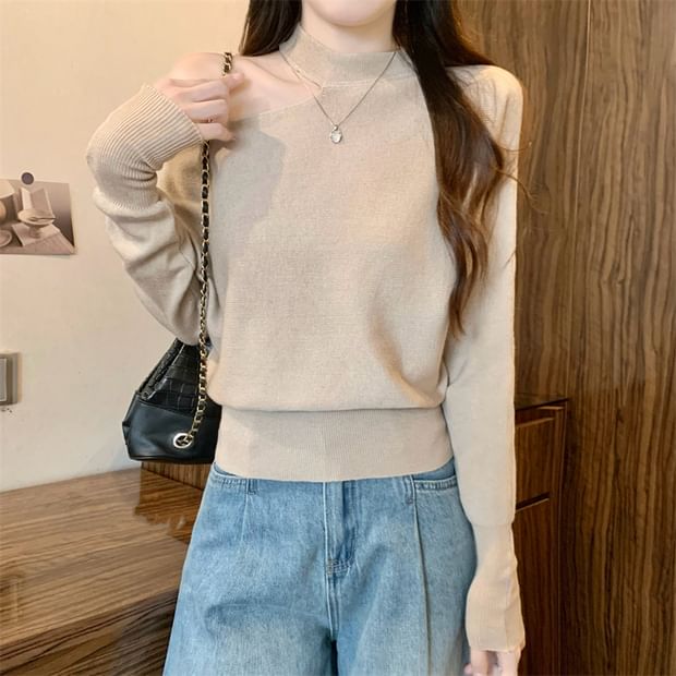 Cold-Shoulder Halter Style Knit Blouse with Extended Sleeves