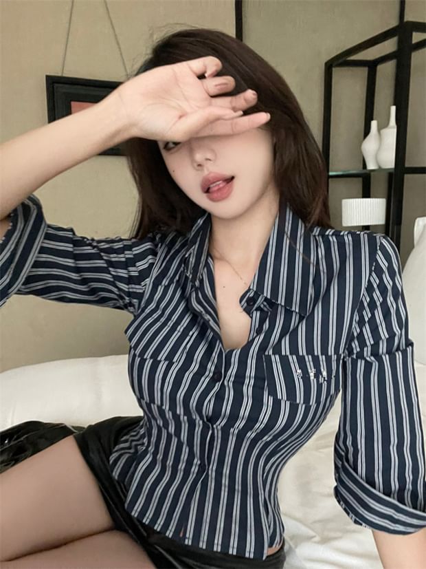 Striped Cropped Slim Fit Shirt with Three-Quarter Sleeves and Classic Style