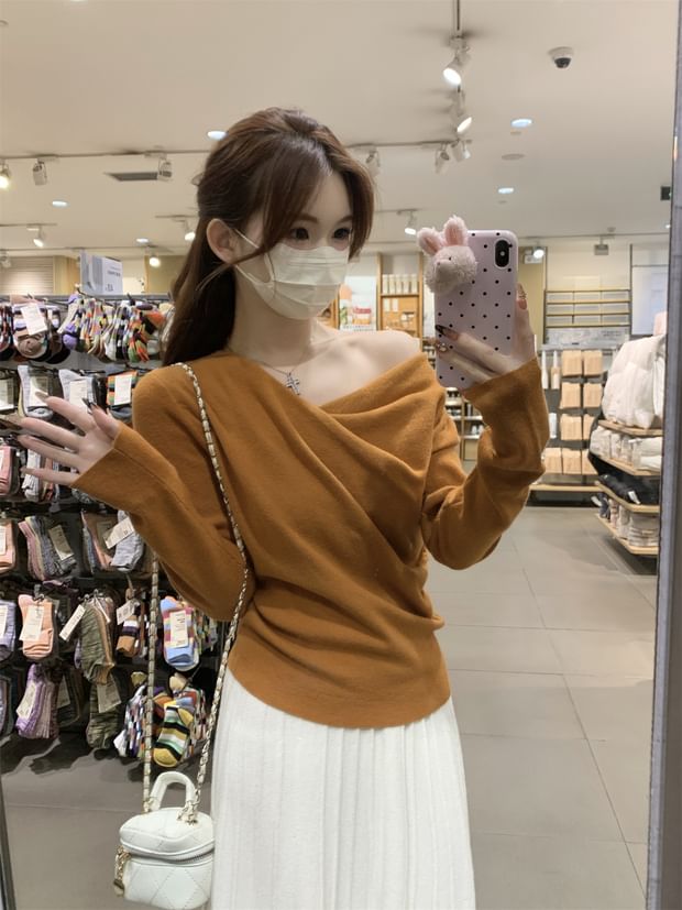 Ruched Knit Blouse with V-Neckline and Extended Sleeves in Solid Color