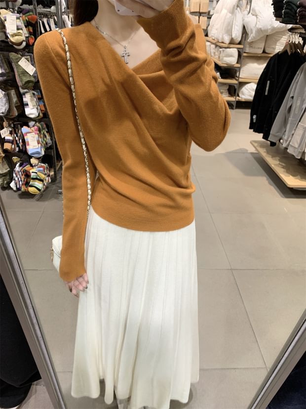 Ruched Knit Blouse with V-Neckline and Extended Sleeves in Solid Color