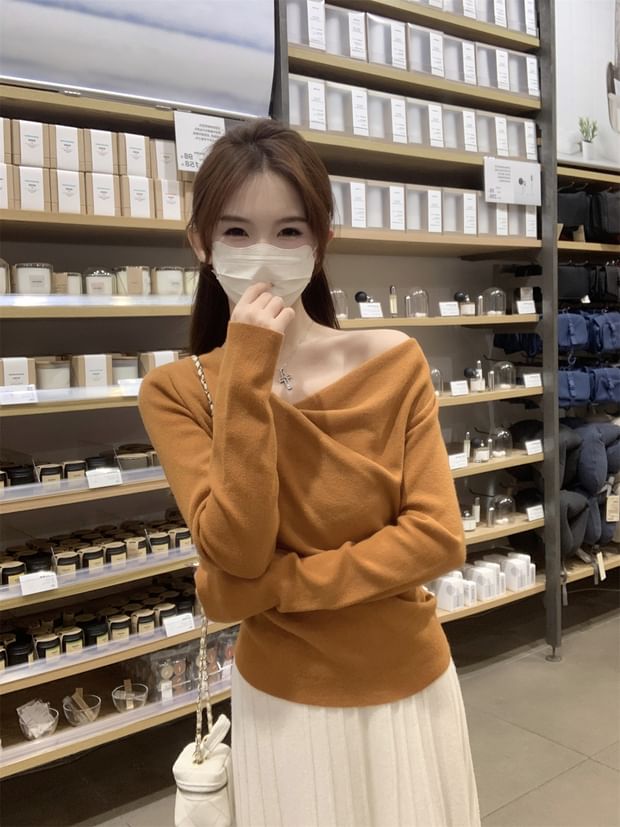 Ruched Knit Blouse with V-Neckline and Extended Sleeves in Solid Color