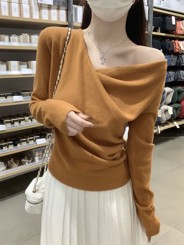 Ruched Knit Blouse with V-Neckline and Extended Sleeves in Solid Color
