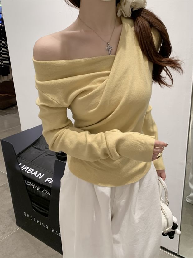 Ruched Knit Blouse with V-Neckline and Extended Sleeves in Solid Color