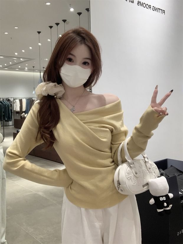 Ruched Knit Blouse with V-Neckline and Extended Sleeves in Solid Color