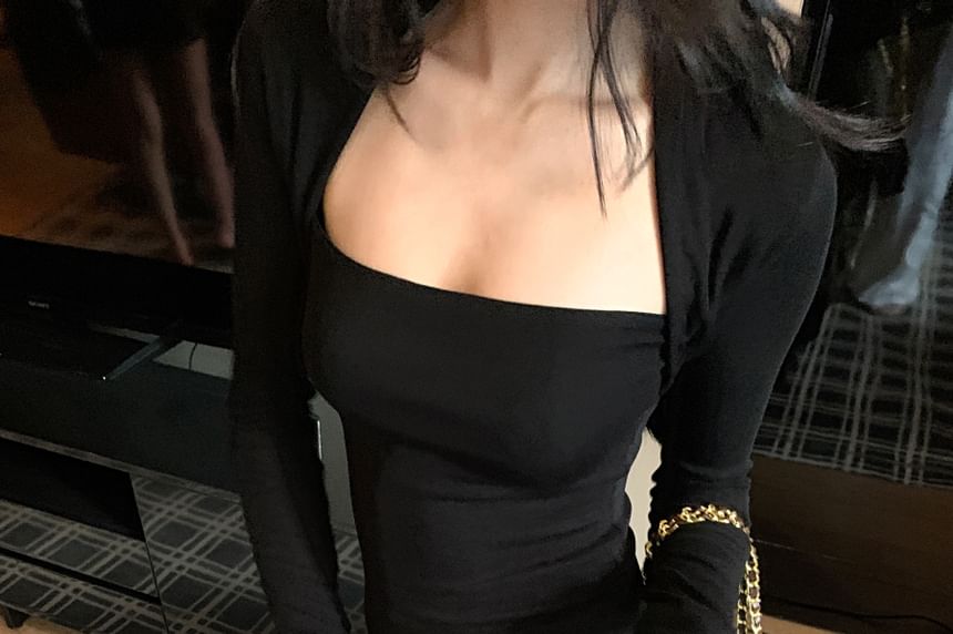 Cropped Tee with Square Neck and Long Sleeves in Solid Color