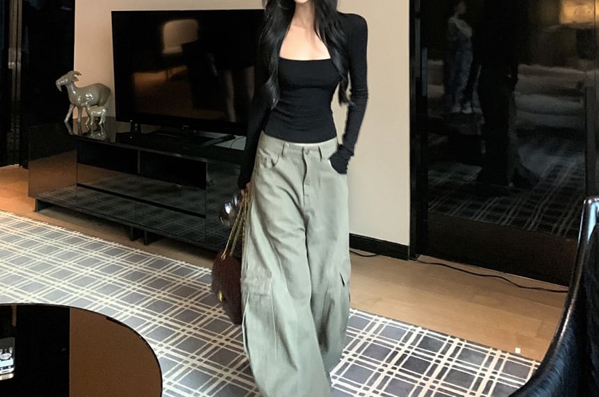 Cropped Tee with Square Neck and Long Sleeves in Solid Color