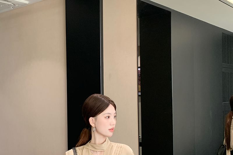 Pleated Blouse with V-Neck and Long Sleeves in Solid Color