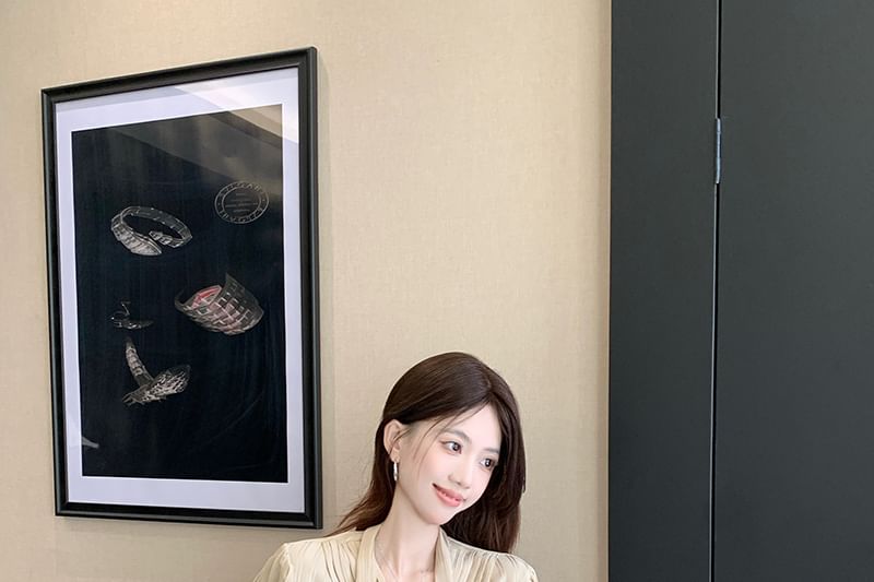 Pleated Blouse with V-Neck and Long Sleeves in Solid Color
