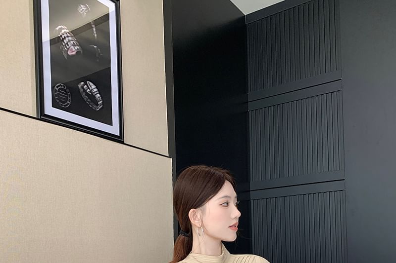 Pleated Blouse with V-Neck and Long Sleeves in Solid Color