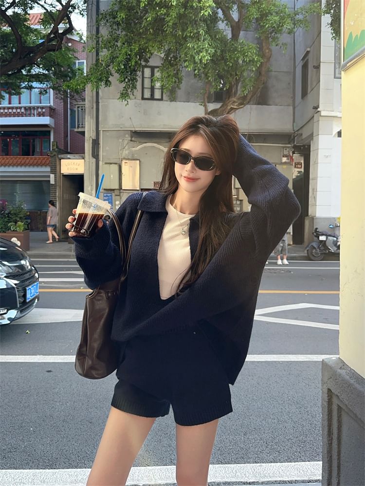 Sweater with Collar and Long Sleeves / Knit Shorts / Round Neck Tee