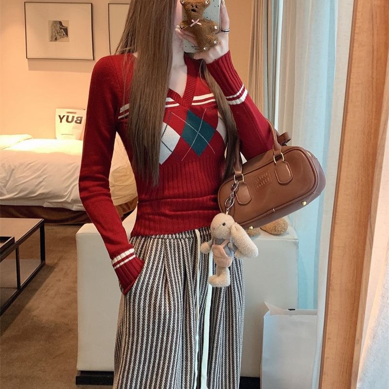 Argyle-Patterned Slim-Fit V-Neck Sweater with Long Sleeves
