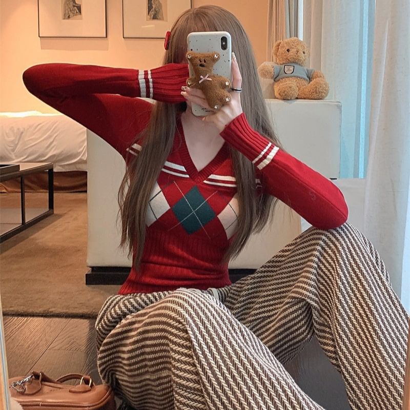 Argyle-Patterned Slim-Fit V-Neck Sweater with Long Sleeves