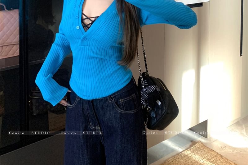 Extended Sleeve V-Cut Lace Knit Top