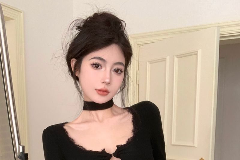 V-Neck Lace Trim Long-Sleeve Tee