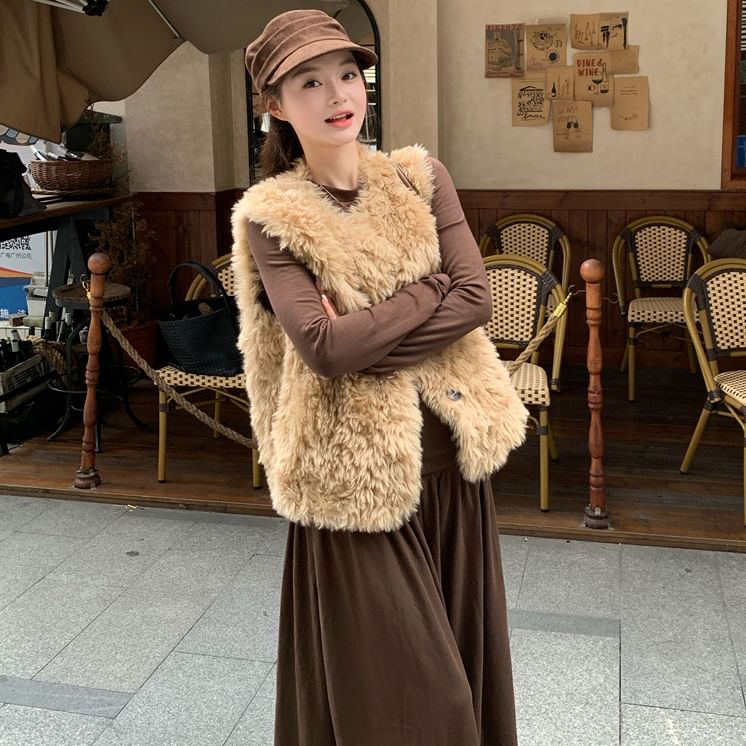 Faux Fur Vest / Long-Sleeve T-Shirt / High Waist Maxi A-Line Skirt