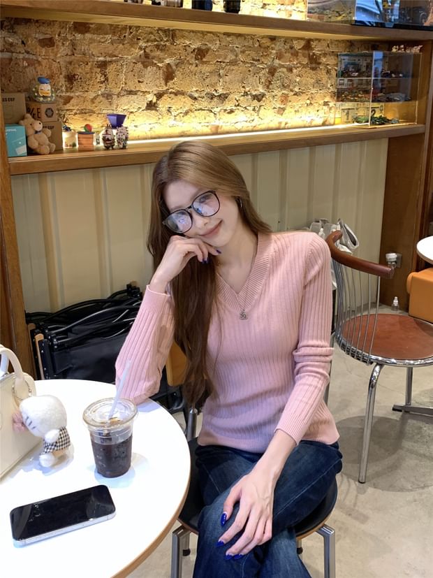 Ribbed V-Neck Long Sleeve Knit Top