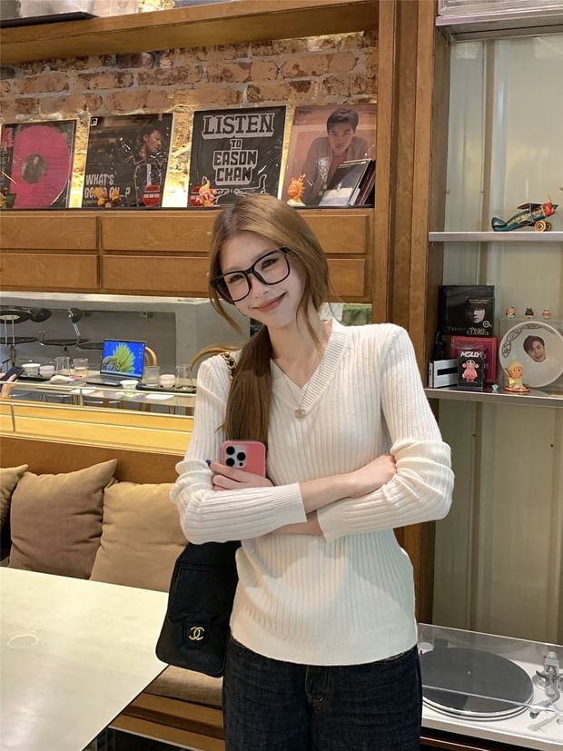 Ribbed V-Neck Long Sleeve Knit Top