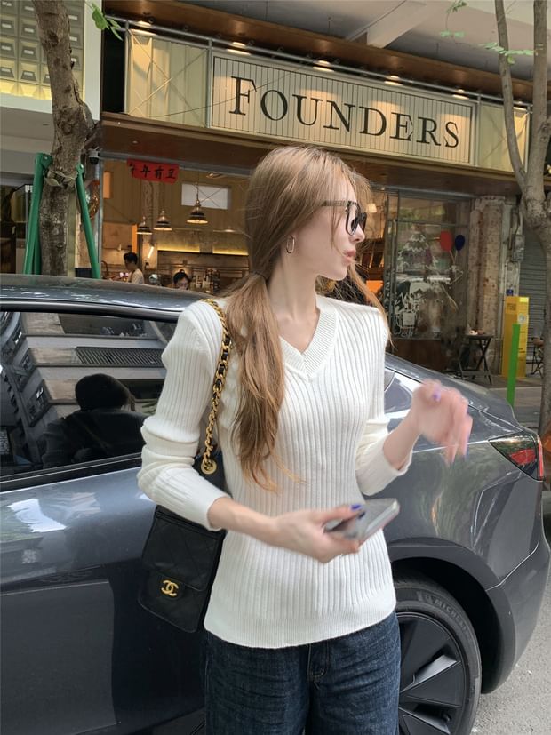 Ribbed V-Neck Long Sleeve Knit Top