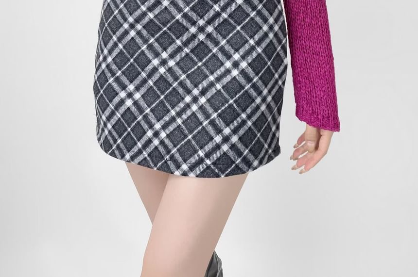 Perforated Crew Neck Crop Knit Top