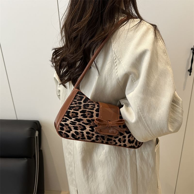 Leopard Patterned Bow Panel Shoulder Bag