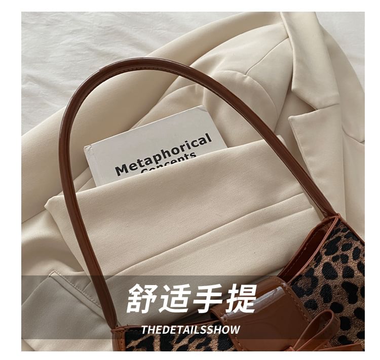 Leopard Patterned Bow Panel Shoulder Bag