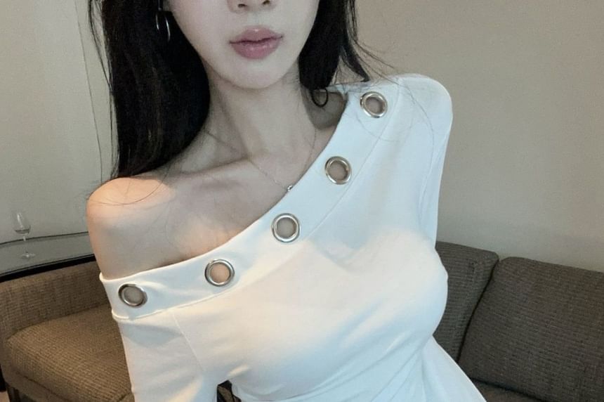 Grommet One-Shoulder Long Sleeve Tee