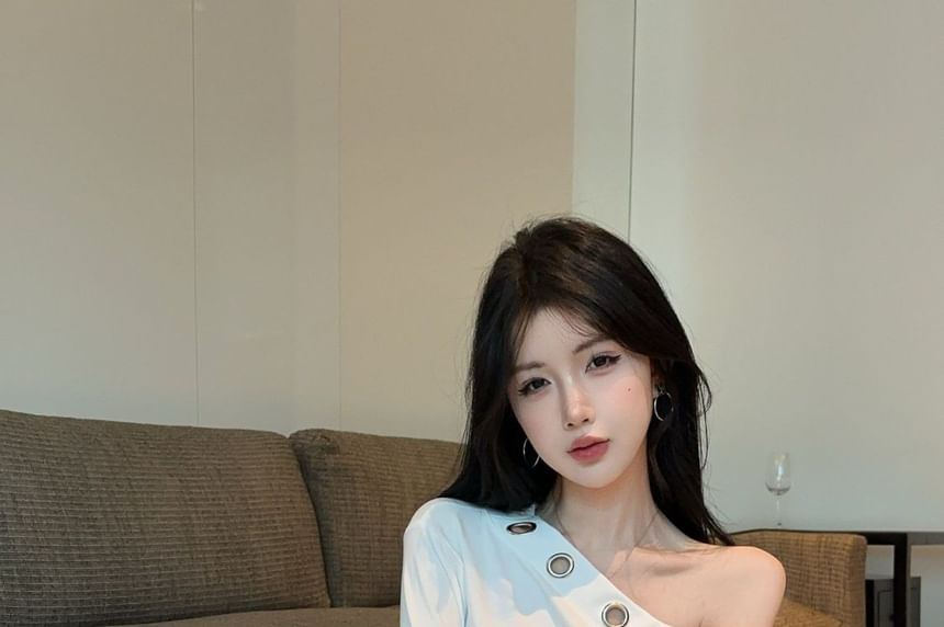 Grommet One-Shoulder Long Sleeve Tee