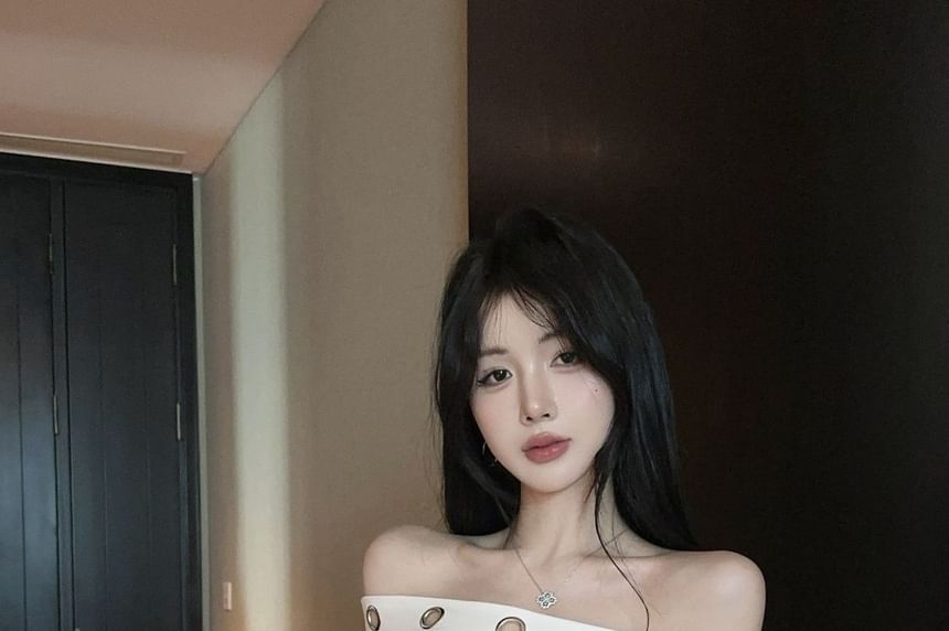 Grommet One-Shoulder Long Sleeve Tee
