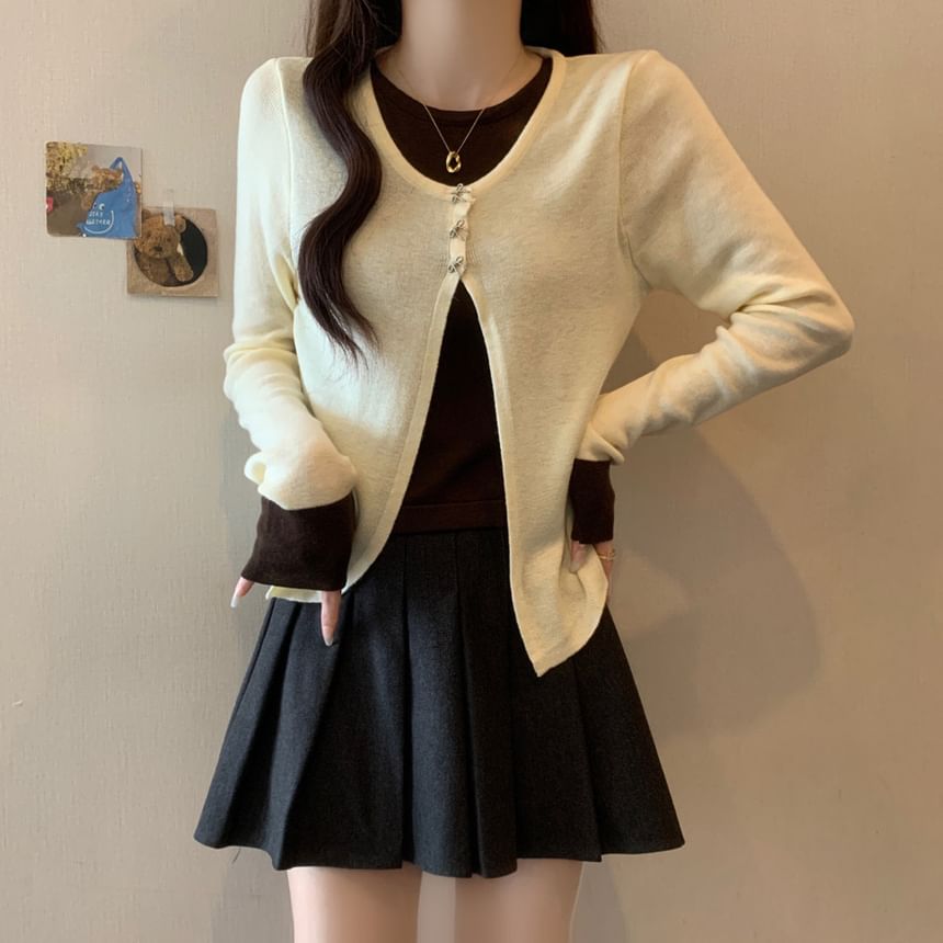 Two-Tone Knit Top with Crew Neck and Side Slits
