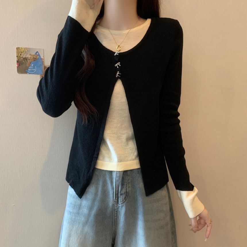 Two-Tone Knit Top with Crew Neck and Side Slits