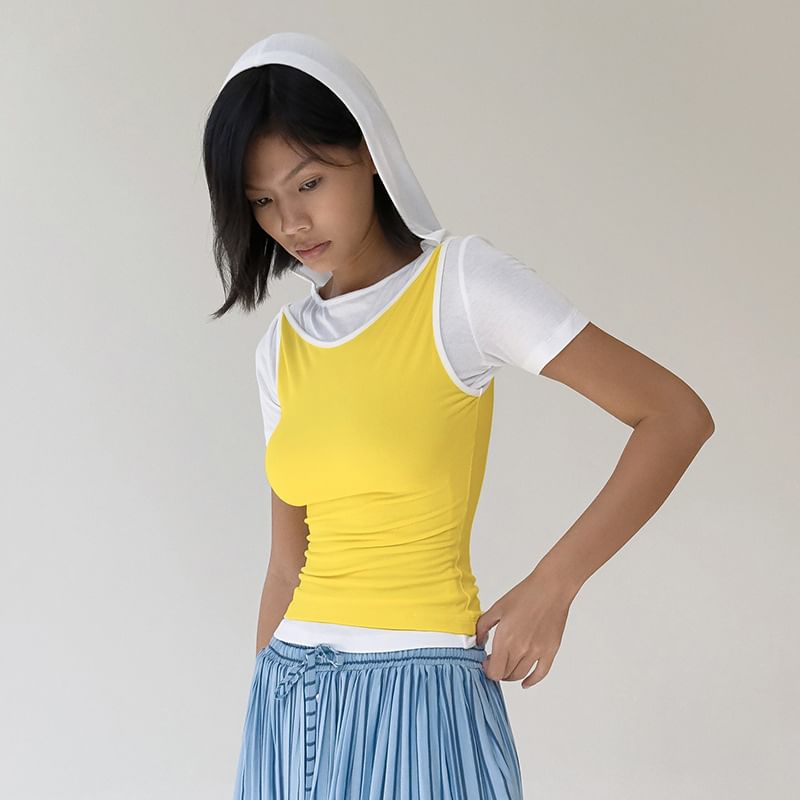 Contrast Trim Scoop Neck Tank Top in Slim Fit