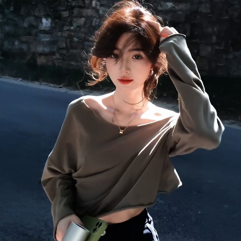 Cropped Scoop Neck Long Sleeve Tee