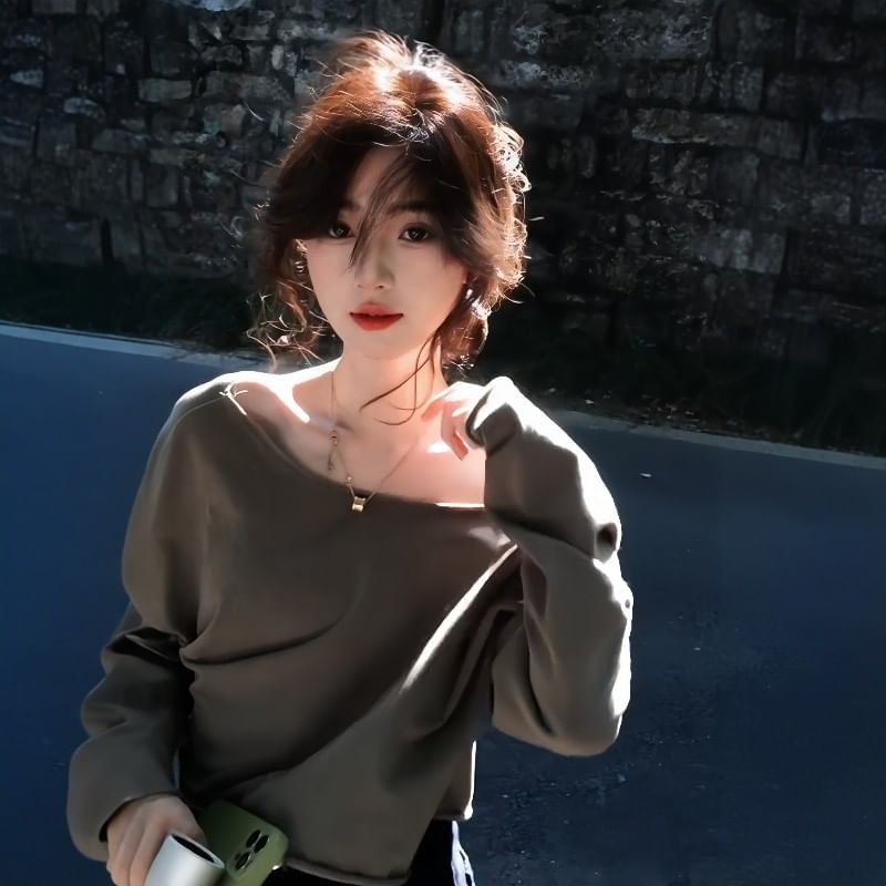 Cropped Scoop Neck Long Sleeve Tee