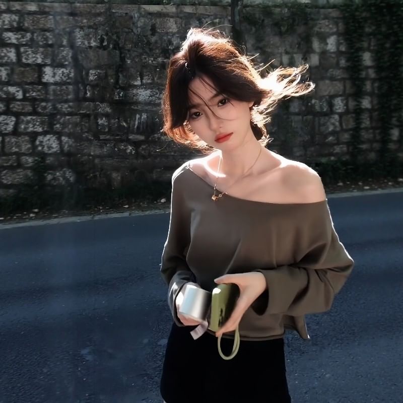 Cropped Scoop Neck Long Sleeve Tee