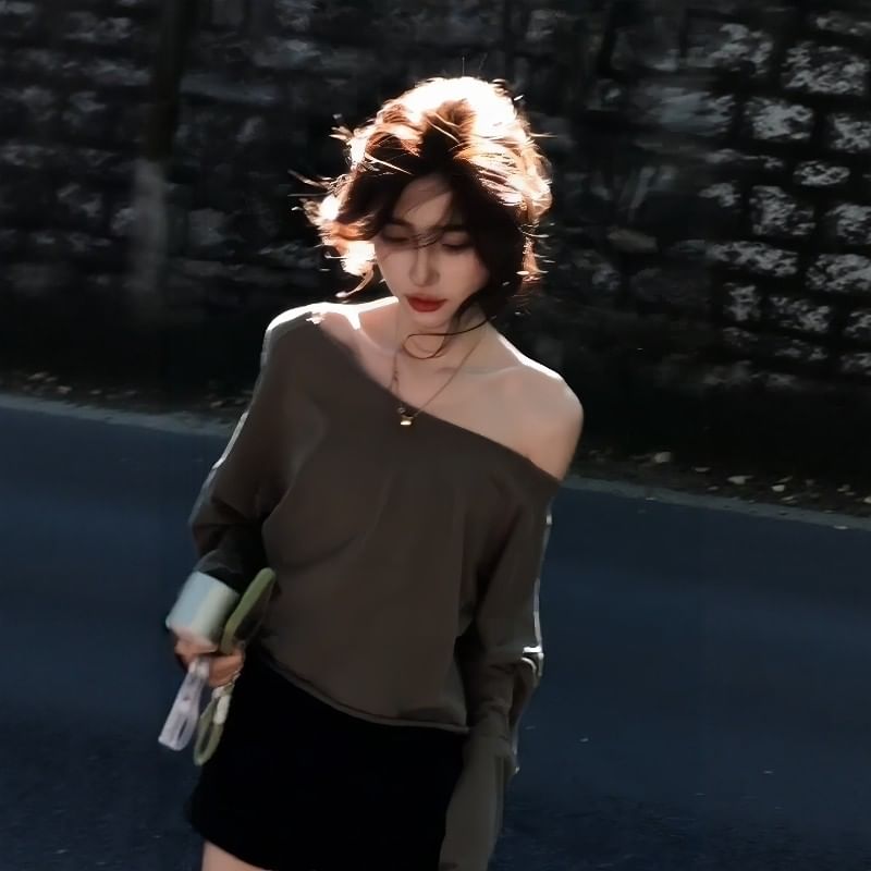 Cropped Scoop Neck Long Sleeve Tee