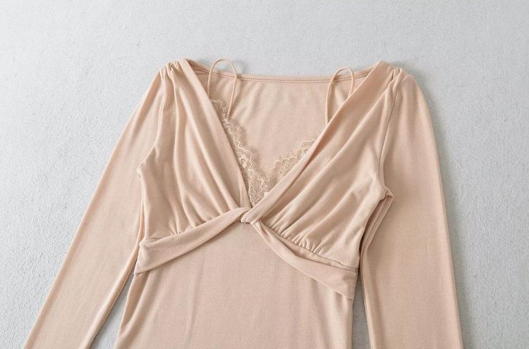 Mock Two-Piece V-Neck Twist Lace Trim Slim Tee