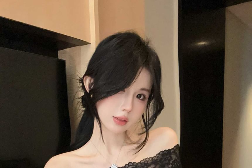 Off-Shoulder Lace Panel Slim Crop Top