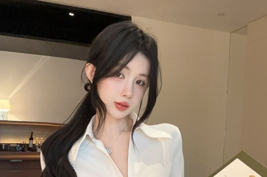 Collared Hook-and-Eye Slim Blouse with Long Sleeves